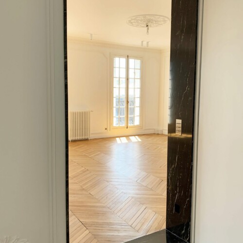 Athis Marbres a fabriqué sur-mesure ces bandes de rive et tableau de porte en quartzite Belvédère Athis Marbres a fabriqué sur-mesure ces bandes de rive et tableau de porte en quartzite Belvédère