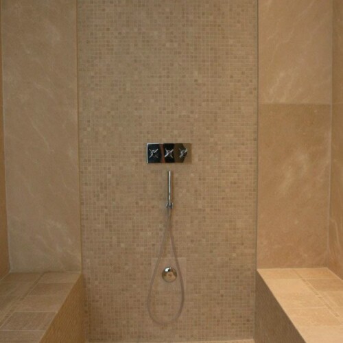 Athis Marbres vous présente cette douche contemporaine réalisée en marbre marfil Athis Marbres vous présente cette douche contemporaine réalisée en marbre marfil