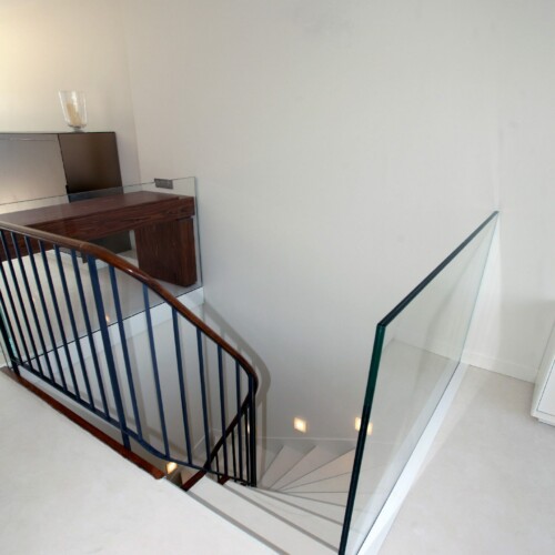 Athis Marbres a réalisé cet escalier moderne sur mesure en céramique Athis Marbres a réalisé cet escalier moderne sur mesure en céramique