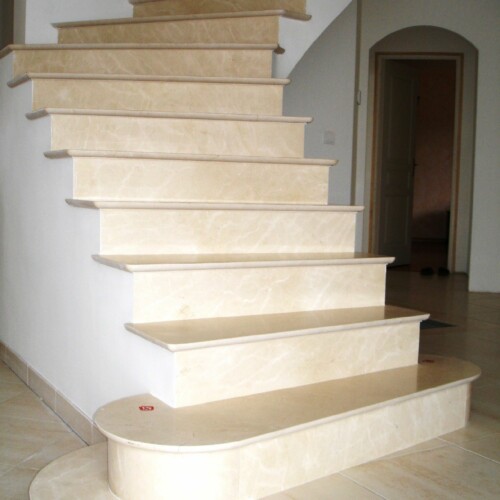 Escalier en marbre marfil réalisé sur mesure par Athis Marbres Escalier en marbre marfil réalisé sur mesure par Athis Marbres