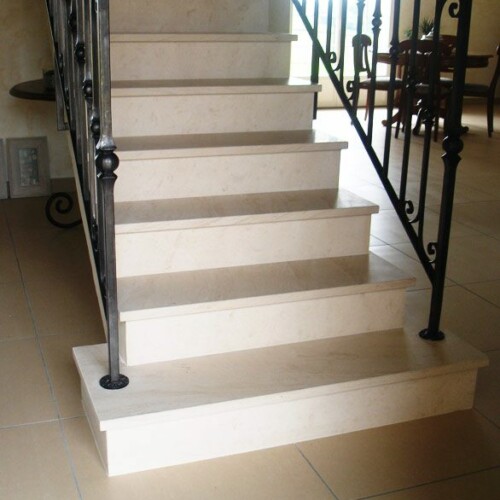 Escalier en pierre de Vaudreuil réalisé sur mesure Escalier en pierre de Vaudreuil réalisé sur mesure