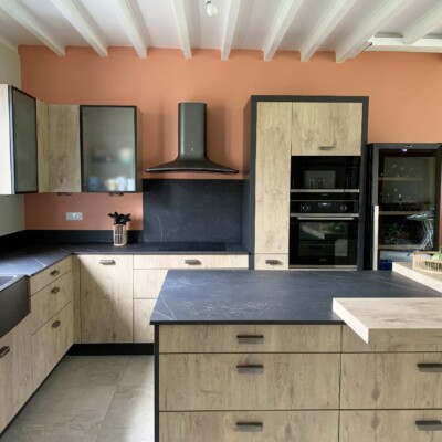 Athis Marbres présente un plan de cuisine, habillage d'ilot et crédence sur-mesure en céramique Dekton Athis Marbres présente un plan de cuisine, habillage d'ilot et crédence sur-mesure en céramique Dekton