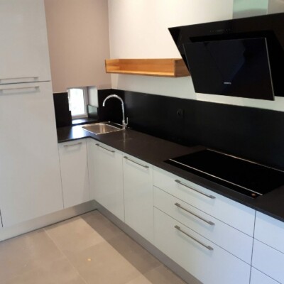Athis Marbres présente ce plan de travail et cette crédence réalisés en granit noir pour un aspect contemporain Athis Marbres présente ce plan de travail et cette crédence réalisés en granit noir pour un aspect contemporain