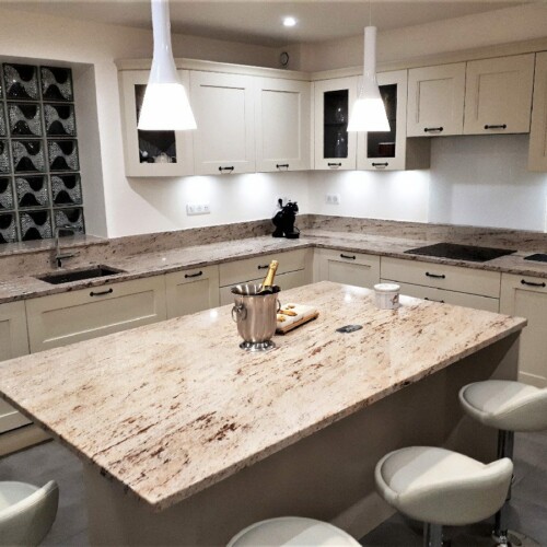 Athis Marbres présente une cuisine sur mesure avec plan d'ilot, de travail et crédence en granit Shiva Athis Marbres présente une cuisine sur mesure avec plan d'ilot, de travail et crédence en granit Shiva