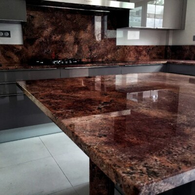 Ilot, plan de travail crédence réalisés sur mesure par Athis Marbres en Granit Florenza Ilot, plan de travail crédence réalisés sur mesure par Athis Marbres en Granit Florenza