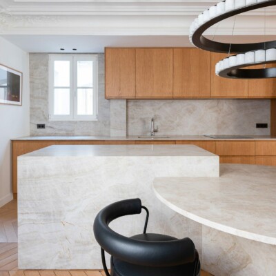 Athis Marbres présente un ilot, un plan de travail, crédence en quartzite Taj-Mahal Athis Marbres présente un ilot, un plan de travail, crédence en quartzite Taj-Mahal