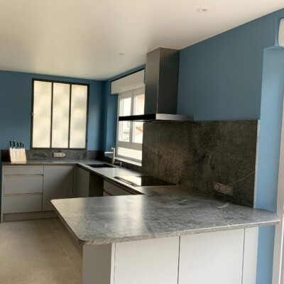 Athis Marbres a réalisé ces plan de travail et crédence sur-mesure en quartzite Atlantic Lava Athis Marbres a réalisé ces plan de travail et crédence sur-mesure en quartzite Atlantic Lava