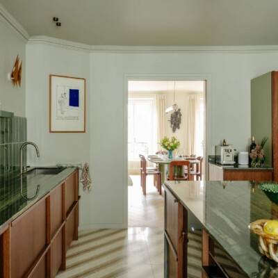 Athis Marbres présente un ilot, un plan de travail en quartzite vert Bamboo Athis Marbres présente un ilot, un plan de travail en quartzite vert Bamboo