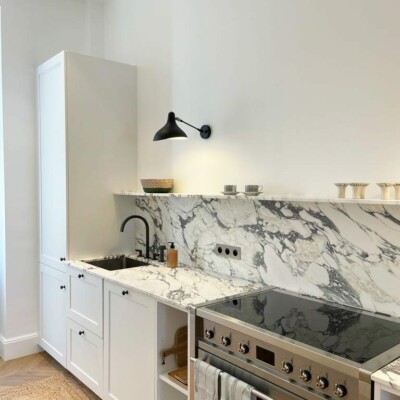 Athis Marbres présente un ilot, un plan de travail et une crédence en marbre brèche violette Athis Marbres présente un ilot, un plan de travail et une crédence en marbre brèche violette