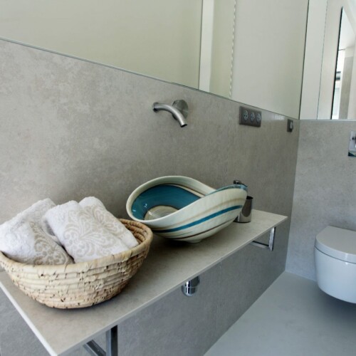 Athis Marbres a réalisé ce plan de vasque en céramique lumineux et moderne Athis Marbres a réalisé ce plan de vasque en céramique lumineux et moderne