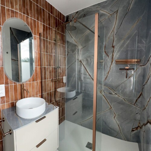 Salle de bain en céramique Xtone Blue Roma par Athis Marbres Salle de bain en céramique Xtone Blue Roma par Athis Marbres