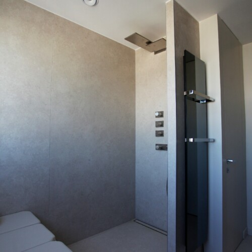 Athis Marbres présente cette salle de bains en céramique à l'aspect moderne Athis Marbres présente cette salle de bains en céramique à l'aspect moderne