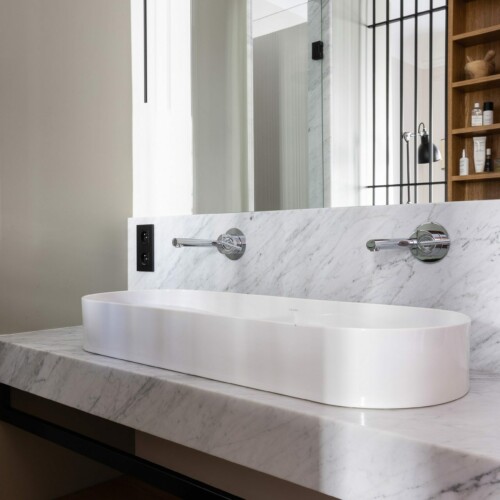 Athis Marbres présente un plan de salle de bains double vasques sur mesure en marbre de Carrare Athis Marbres présente un plan de salle de bains double vasques sur mesure en marbre de Carrare