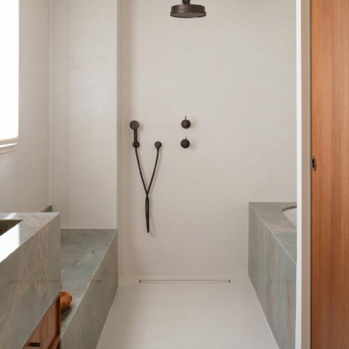 Athis Marbres présente une salle de bains réalisée en quartzite Jador : double vasques semi massives et coffrage et habillage de baignoire pour un ensemble coordonné Athis Marbres présente une salle de bains réalisée en quartzite Jador : double vasques semi massives et coffrage et habillage de baignoire pour un ensemble coordonné