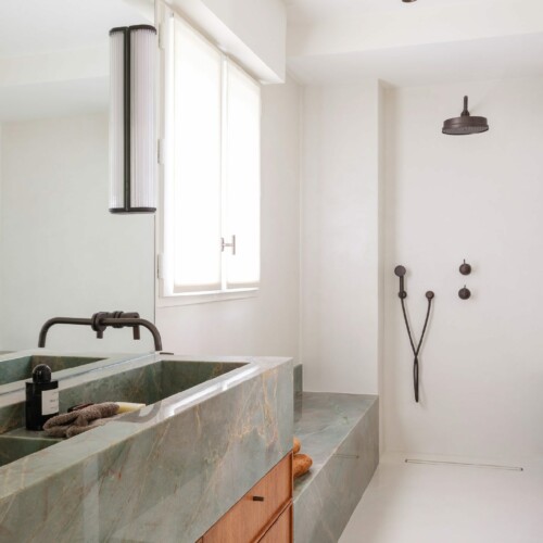 Athis Marbres présente une salle de bains réalisée en quartzite Jador : double vasques semi massives et coffrage et habillage de baignoire pour un ensemble coordonné Athis Marbres présente une salle de bains réalisée en quartzite Jador : double vasques semi massives et coffrage et habillage de baignoire pour un ensemble coordonné