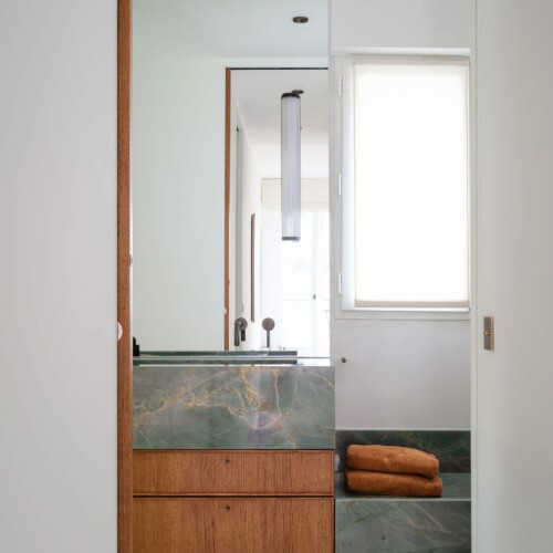 Athis Marbres présente une salle de bains réalisée en quartzite Jador : doubles vasques mono bloc et coffrage Athis Marbres présente une salle de bains réalisée en quartzite Jador : doubles vasques mono bloc et coffrage