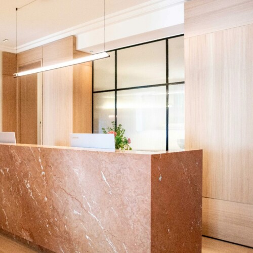 Athis Marbres présente sa réalisation d'un comptoir d'accueil en Marbre Rouge Athis Marbres présente sa réalisation d'un comptoir d'accueil en Marbre Rouge