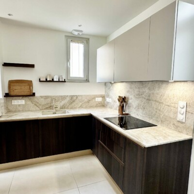 Athis Marbres a réalise ce plan de travail et cette crédence très moderne en quartzite Taj Mahal. Athis Marbres a réalise ce plan de travail et cette crédence très moderne en quartzite Taj Mahal.