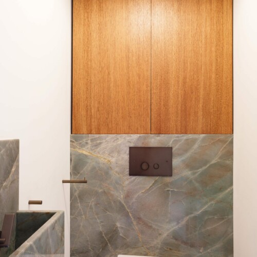 Athis Marbres présente des habillages de salle de bains en quartzite Jador Athis Marbres présente des habillages de salle de bains en quartzite Jador