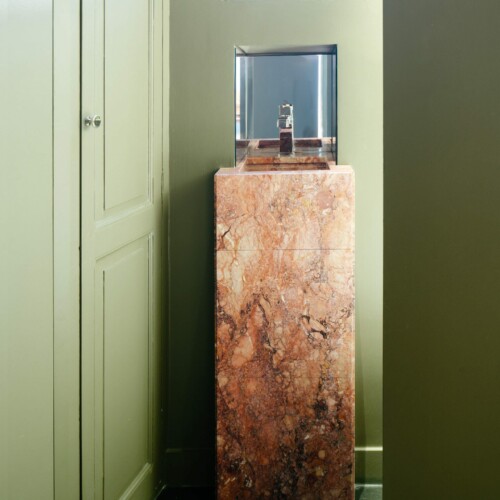 Athis Marbres présente un habillage pour lave-mains en marbre Breccia créé sur mesure Athis Marbres présente un habillage pour lave-mains en marbre Breccia créé sur mesure