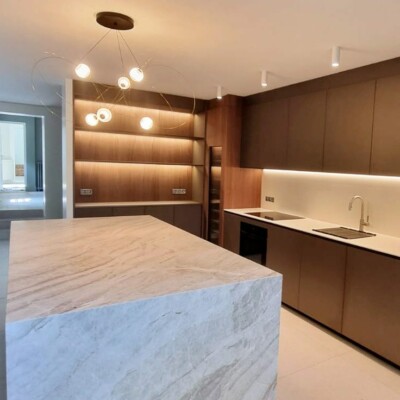 Cuisine en quartzite Taj Mahal : ilot, plan de travail et crédence sur mesure Cuisine en quartzite Taj Mahal : ilot, plan de travail et crédence sur mesure