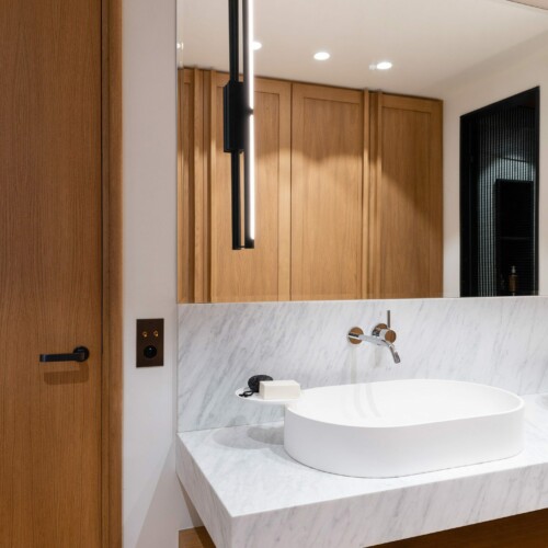 Athis Marbres présente un plan de salle de bains sur mesure en marbre de Carrare Athis Marbres présente un plan de salle de bains sur mesure en marbre de Carrare