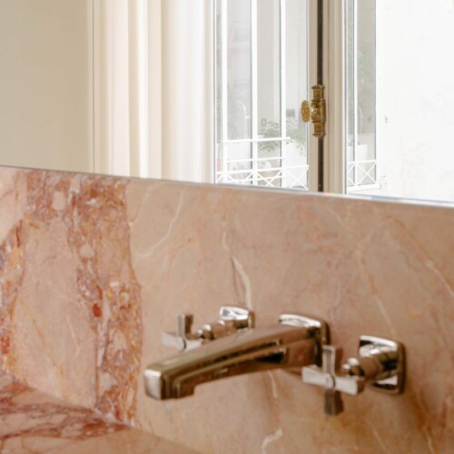 Athis Marbres présente une crédence et un plan de salle de bains en marbre Breccia créé sur mesure Athis Marbres présente une crédence et un plan de salle de bains en marbre Breccia créé sur mesure