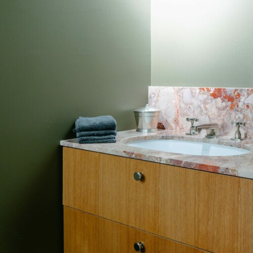 Athis Marbres présente un plan de salle de bains sur mesure en marbre Breccia Athis Marbres présente un plan de salle de bains sur mesure en marbre Breccia