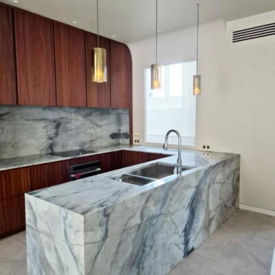 Athis Marbres présente un ilot, crédence et plan de travail en quartzite bleu Athis Marbres présente un ilot, crédence et plan de travail en quartzite bleu