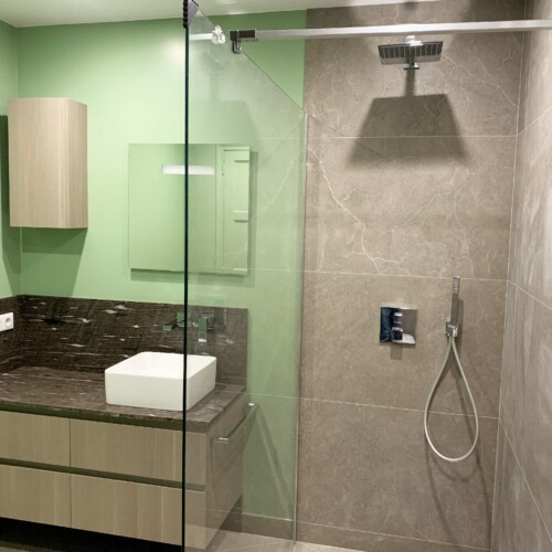 Athis Marbres présente ce plan de vasque réalisé en granit brown silk Athis Marbres présente ce plan de vasque réalisé en granit brown silk