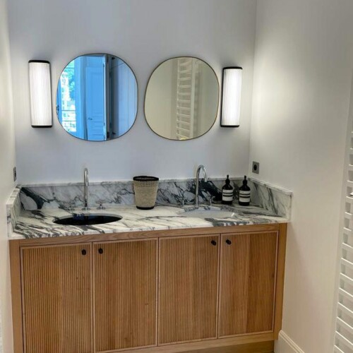 Athis Marbres présente un plan de salle de bains double vasques sur mesure en marbre de Calacatta Athis Marbres présente un plan de salle de bains double vasques sur mesure en marbre de Calacatta