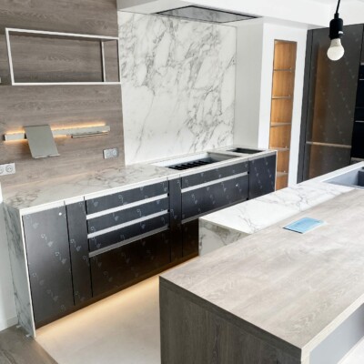 Athis Marbres a usiné ce plan de cuisine, crédence et habillage d'ilot en céramique Arabescato Athis Marbres a usiné ce plan de cuisine, crédence et habillage d'ilot en céramique Arabescato