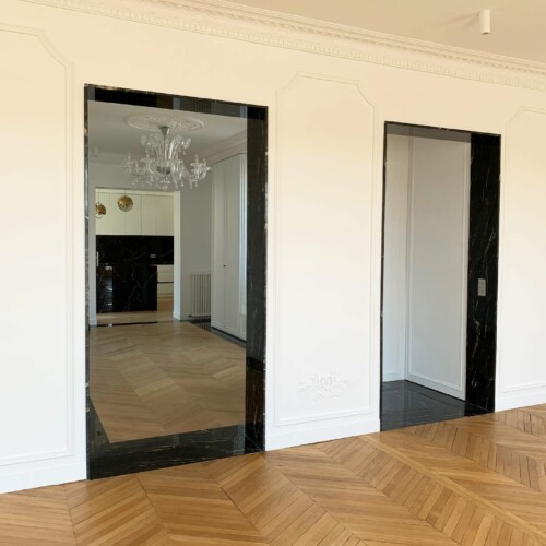 Athis Marbres a fabriqué sur-mesure ces bandes de rive et tableau de porte en quartzite Belvédère Athis Marbres a fabriqué sur-mesure ces bandes de rive et tableau de porte en quartzite Belvédère