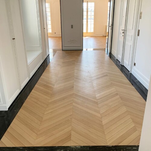 Athis Marbres a fabriqué sur-mesure ces bandes de rive en quartzite Belvédère Athis Marbres a fabriqué sur-mesure ces bandes de rive en quartzite Belvédère