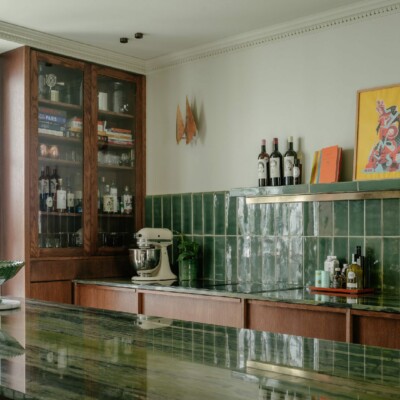 Athis Marbres présente un ilot, un plan de travail en quartzite vert Bamboo Athis Marbres présente un ilot, un plan de travail en quartzite vert Bamboo