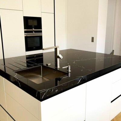 Plan de travail de cuisine en céramique Neolith Marquina finition polie d'Athis Marbres 91 Plan de travail de cuisine en céramique Neolith Marquina finition polie d'Athis Marbres 91